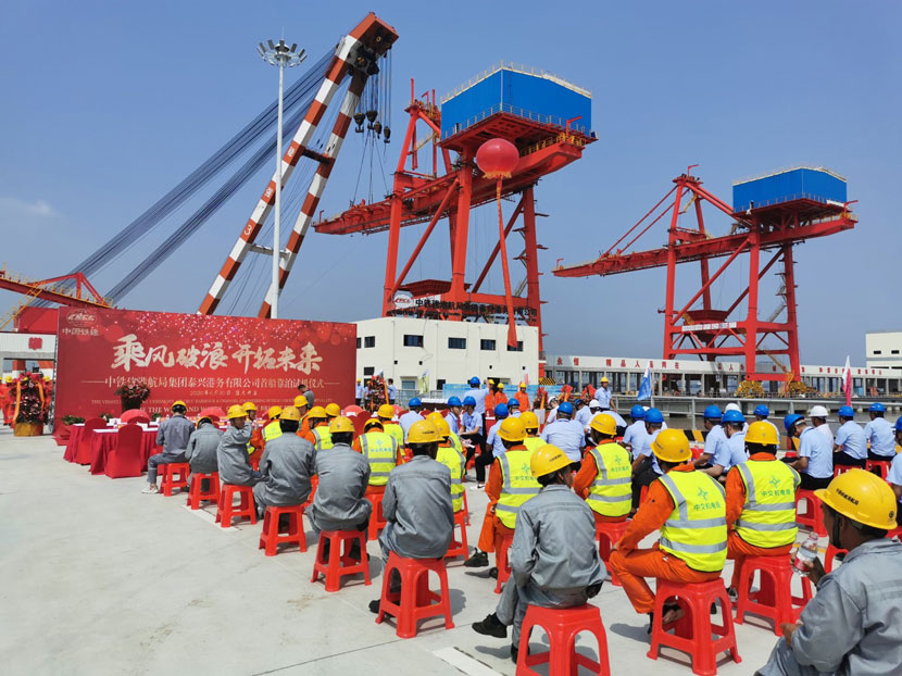 Two Units of 1500t/h Ship Unloaders for Taixing Port Co., Ltd of China Harbor and Channel Engineering Bureau Group finished lifting the whole main structure onto owner's jetty